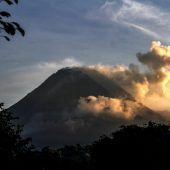 Indonesischer Vulkan wieder ausgebrochen
