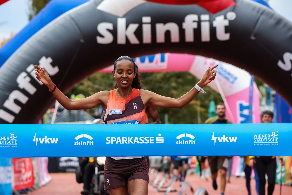 Der Moment des Triumphs in Bregenz: Helen Bekele überquert mit einer Zeit von knapp über 2:26 Stunden die Ziellinie und pulverisiert die 3-Länder-Marathon-Bestmarke der Frauen.⇒Steurer/3