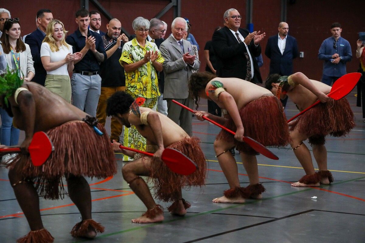 Der Monarch verfolgte eine Tanzvorführung von Indigenen.⇒afp