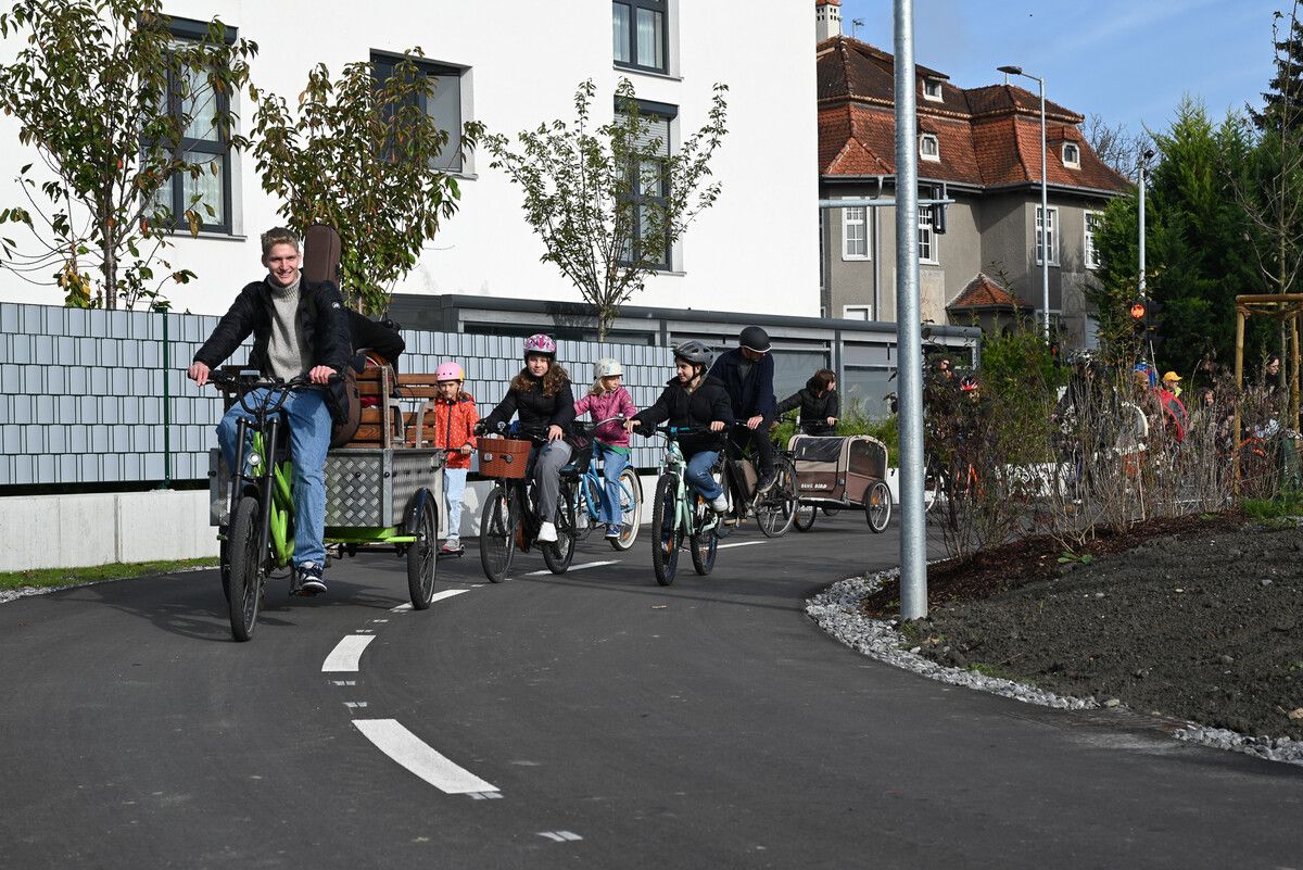 Der neue Radweg ins Hasenfeld wurde mit einer Fahrradparade vom Zentrum zum neuen Pumptrack eingeweiht.⇒ bvs