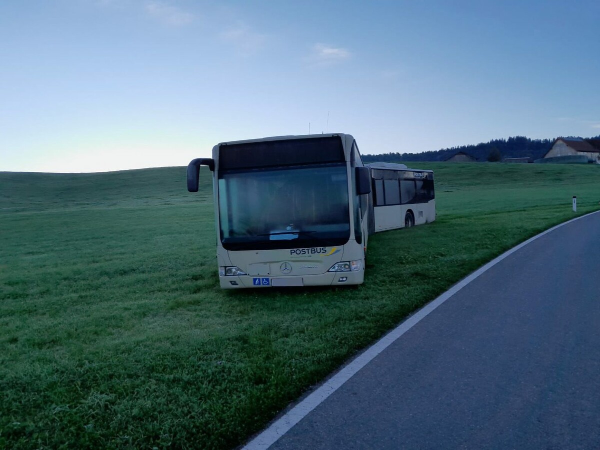 Der Postbus blieb über Nacht stehen und wurde am Montagmorgen geborgen.⇒vlach