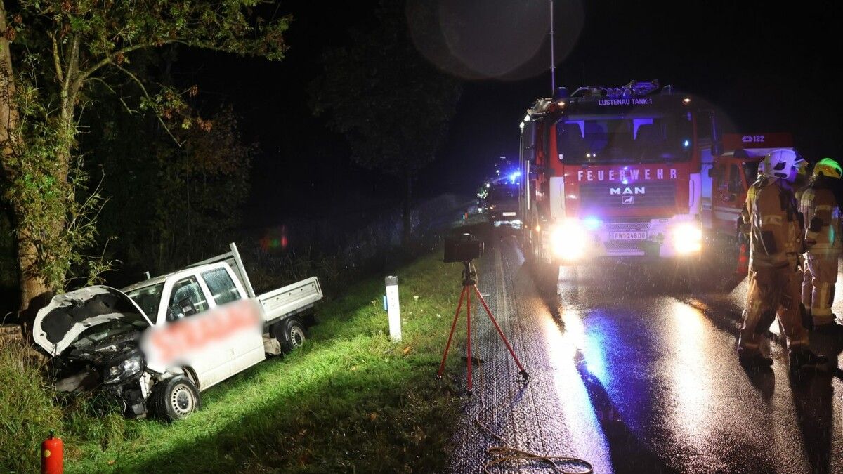 Der Pritschenwagen musste von den Einsatzkräften geborgen werden.⇒vol.at/pletsch