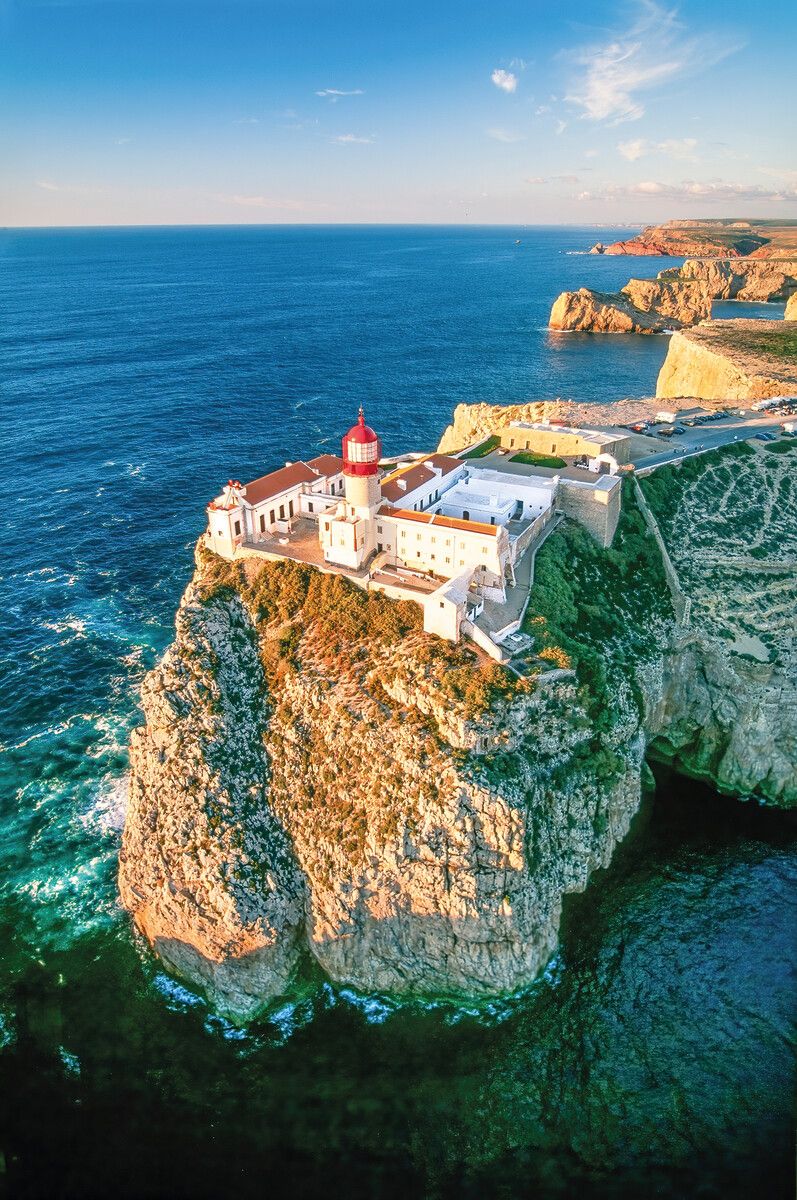 Der schöne Leuchtturm Cabo São Vicente befindet sich am Ende der Via Algarviana. Shutterstock