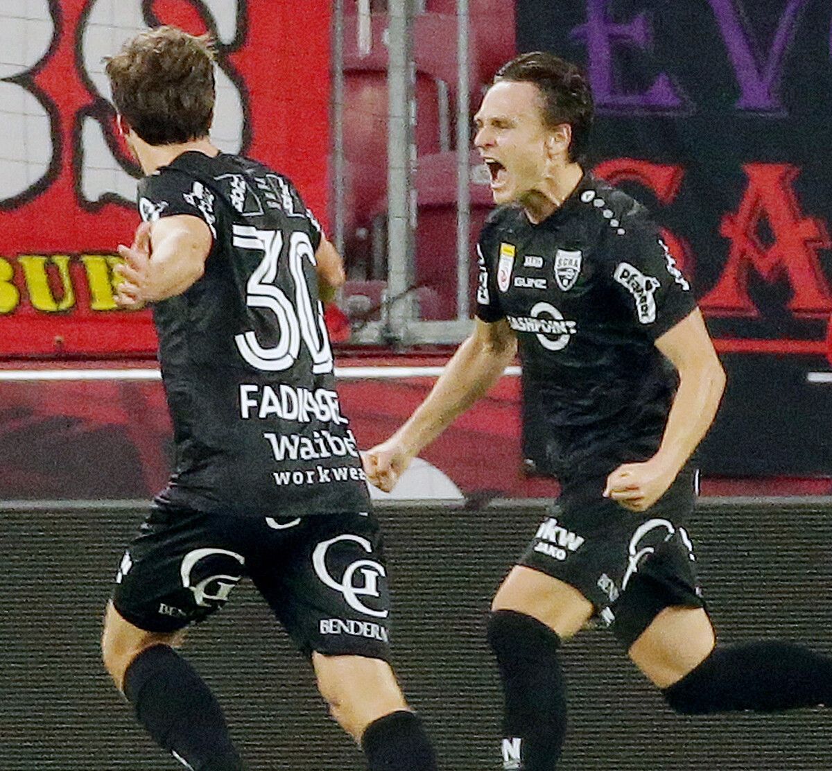 Der überschwänglichen Freude über den Führungstreffer und das erste Saisontor von Lukas Fridrikas (im Bild rechts mit Lukas Fadinger) . . .
