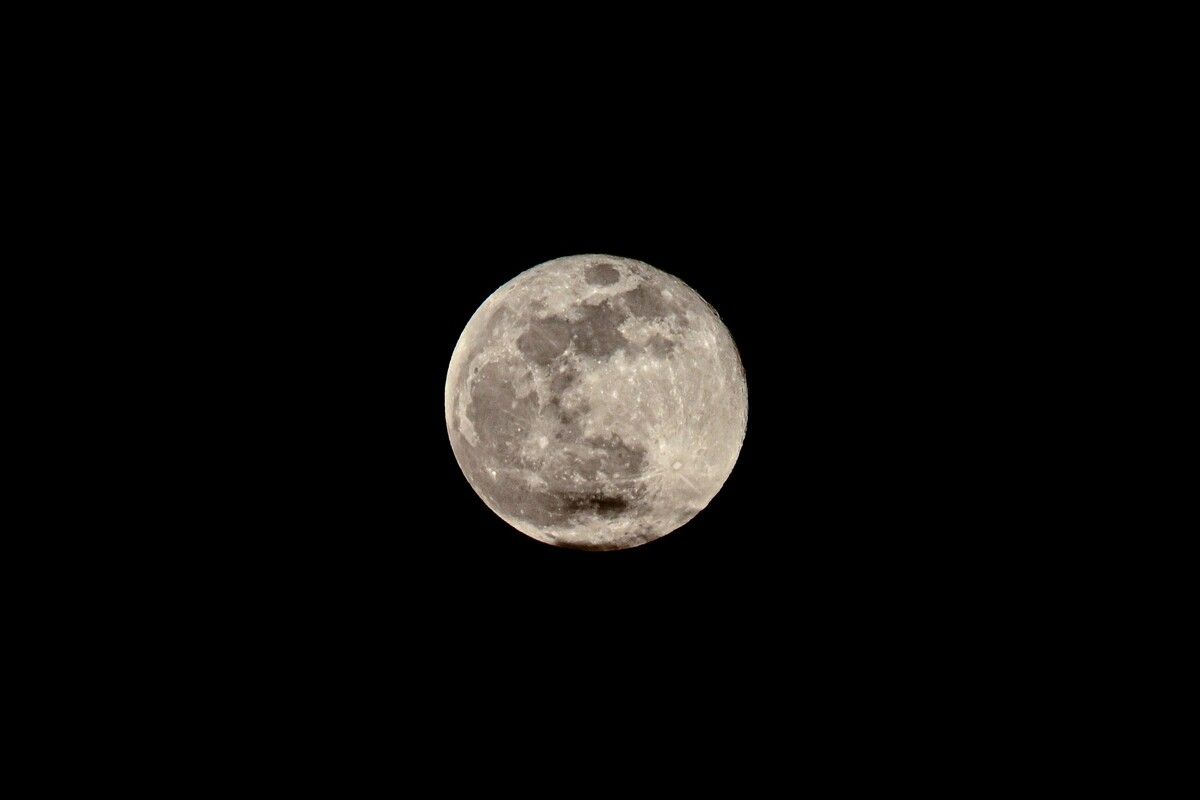 Der Vollmond in der Nacht auf Freitag über Panama City. Es ist der größte Vollmond des Jahres. AFP