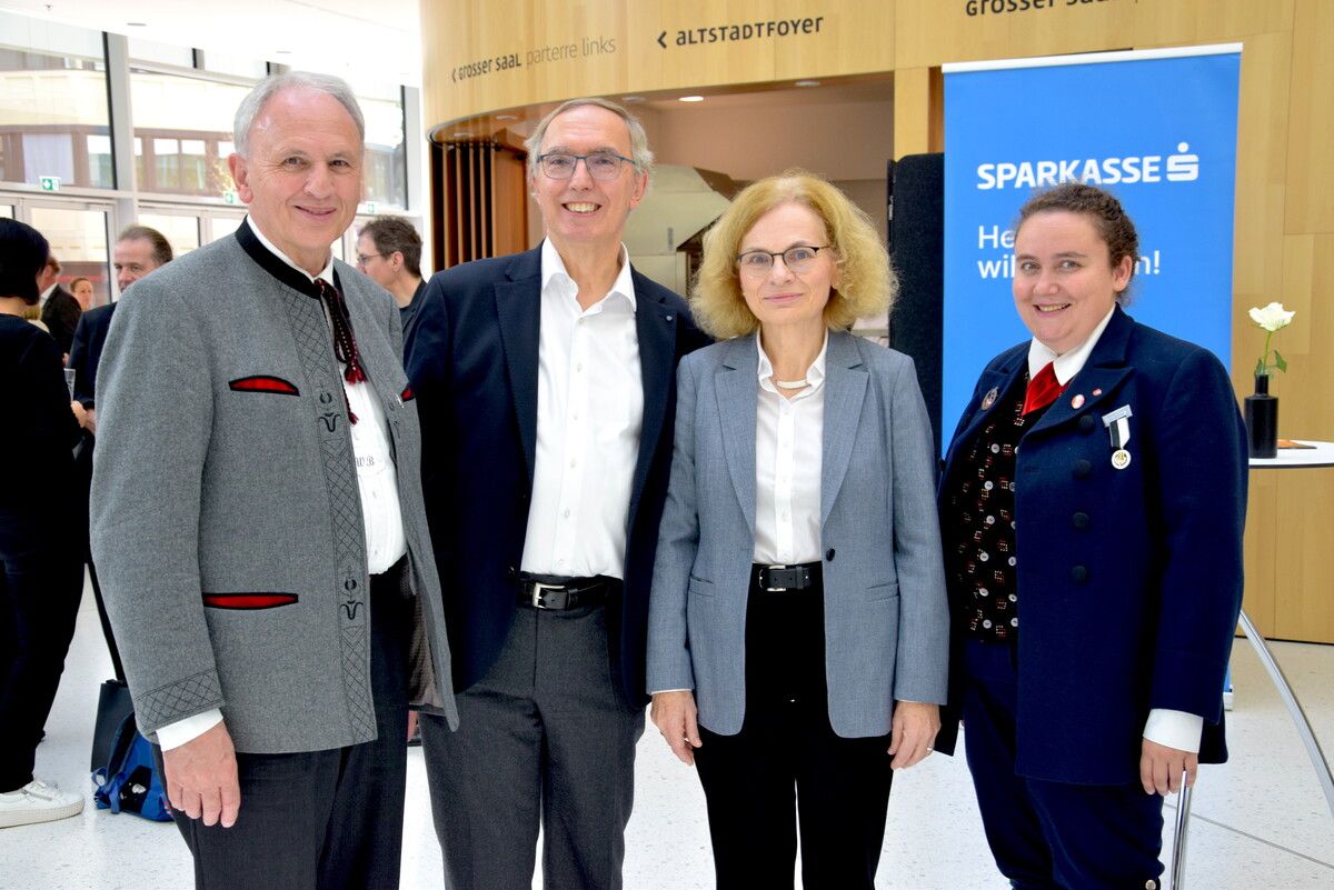 Der Vorarlberger Blasmusikverband-Obmann Wolfram Baldauf, Bundesschriftführer Fritz Anzenberger mit Gattin Elisabeth und Medienreferentin Sara Kapeller. ⇒