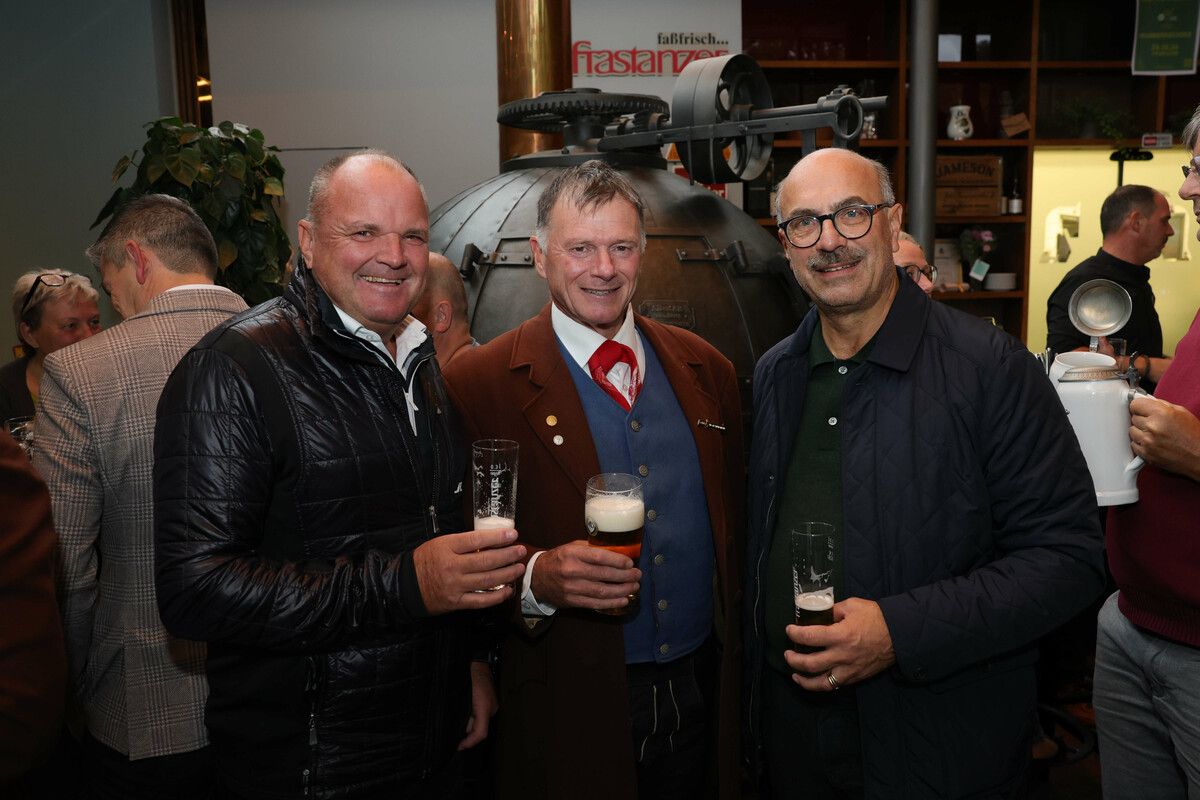 Die BM Wolfgang Mähr und Wolfgang Rüscher mit Gastronom Armin Gmeiner.