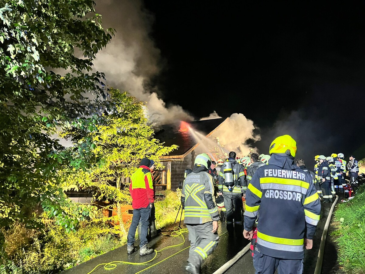 Die Feuerwehr musste für das Löschwasser mehrere Kilometer Schläuche verlegen. ⇒VOL/Mayer