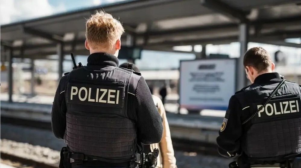 Die Frau verhielt sich auch gegenüber der Polizei aggressiv.⇒Symbol/polizei