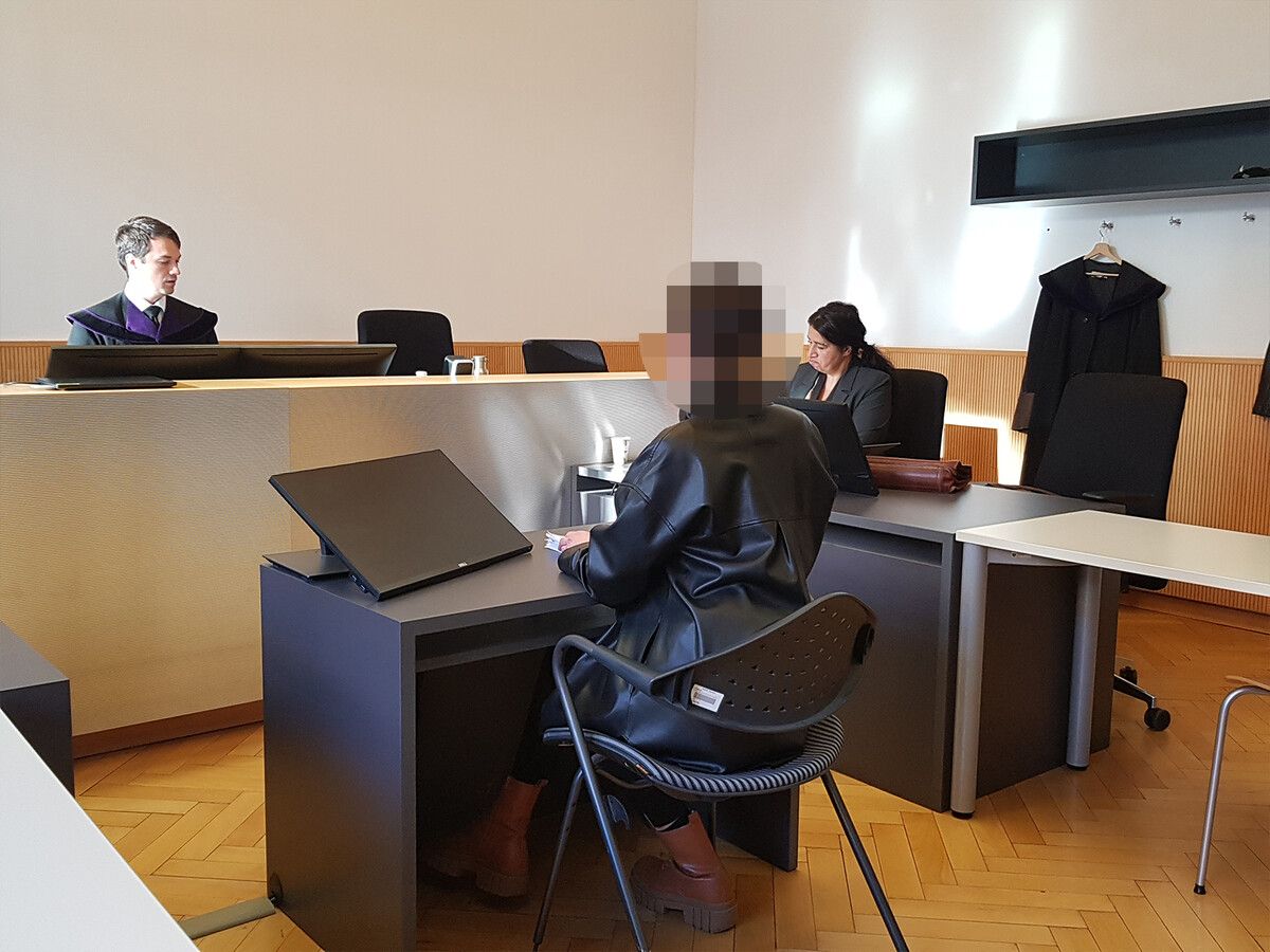 Die Frau wurde für den Prozess aus der U-Haft vorgeführt. ⇒EC