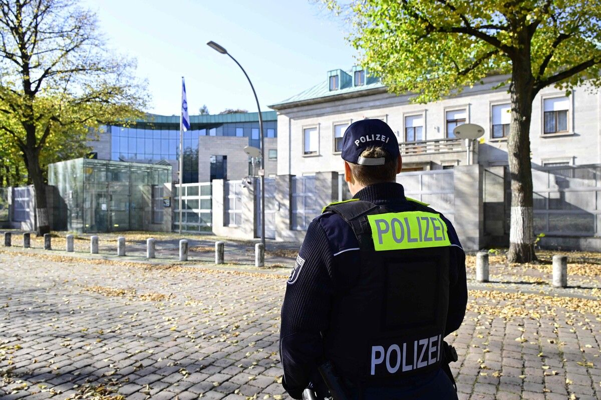 Die israelische Botschaft in Berlin steht besonders unter Schutz. ⇒AFP