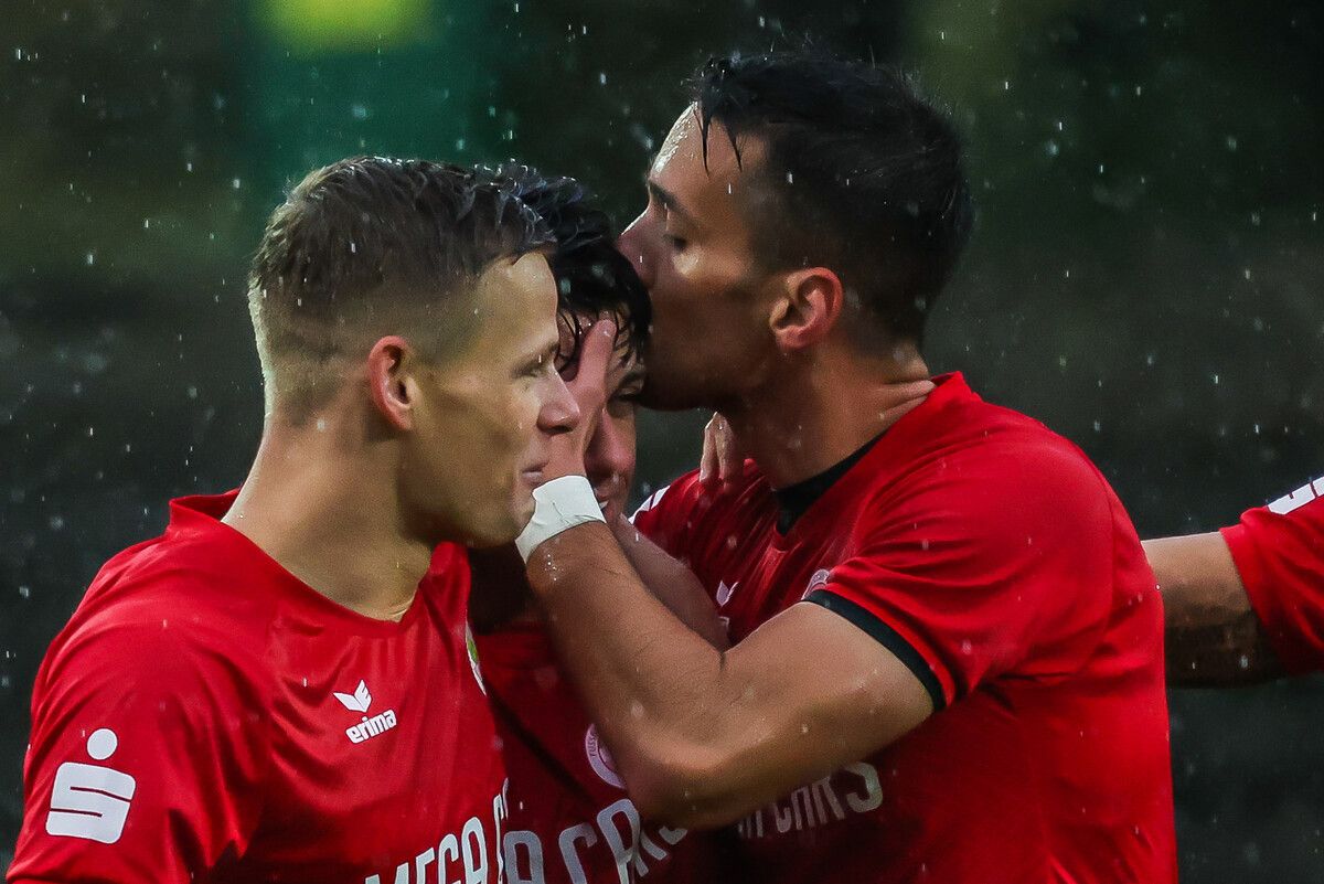 Die Kicker des FC Dornbirn wollen heute den Tabellenführer stürzen – um dann wieder Küsschen verteilen zu können.⇒steurer