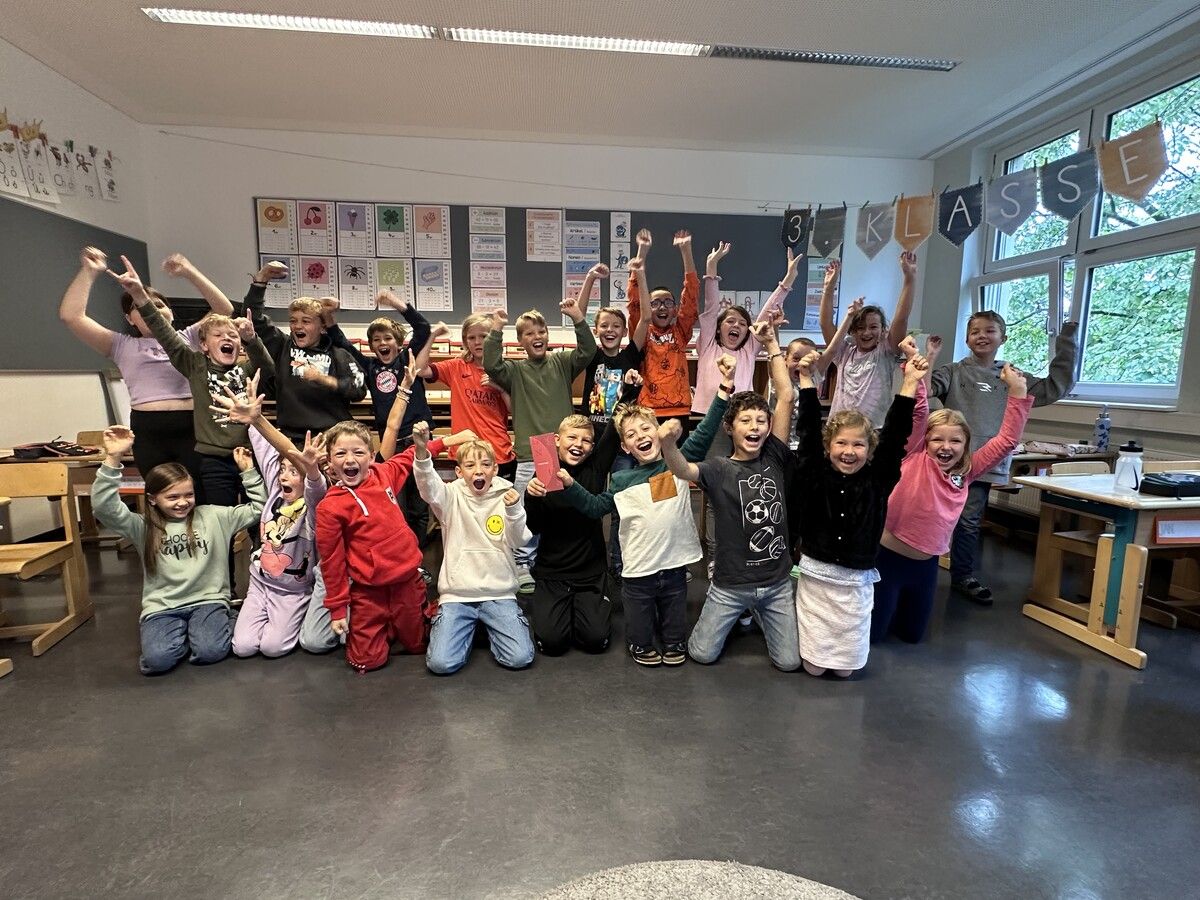 Die Kinder der Volksschule Altach freuen sich über ihren Sieg.⇒wkv/sams