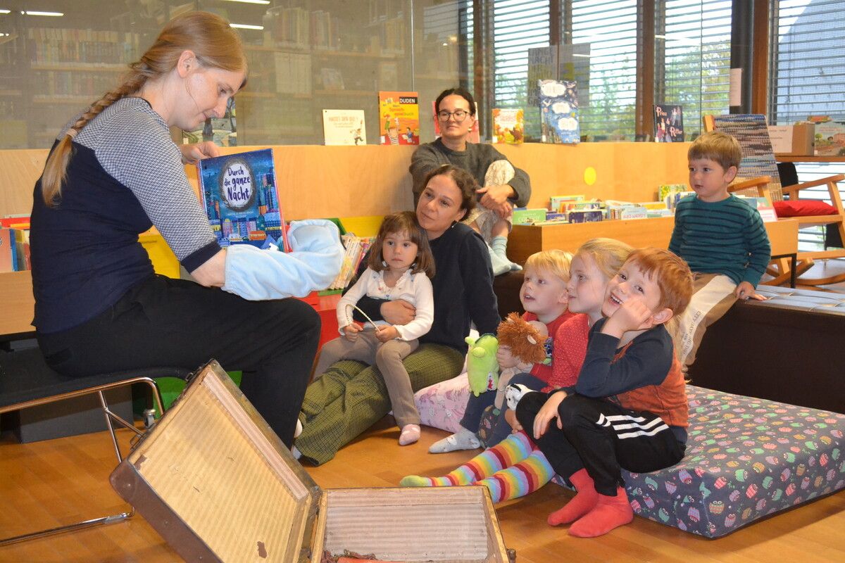 Die kleinsten Bibliothek-Besucher waren begeistert von „Hörbis“ Geschichte. ⇒EM
