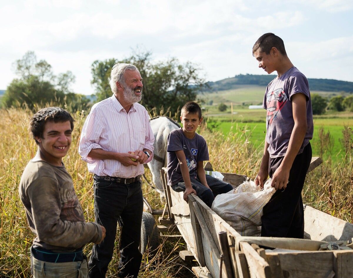Die Martin-Buber-Plakette ist bereits Michail Gorbatschow verliehen worden. Heuer geht sie an Georg Sporschill, der mit Roma zusammenlebt. ⇒Elijah