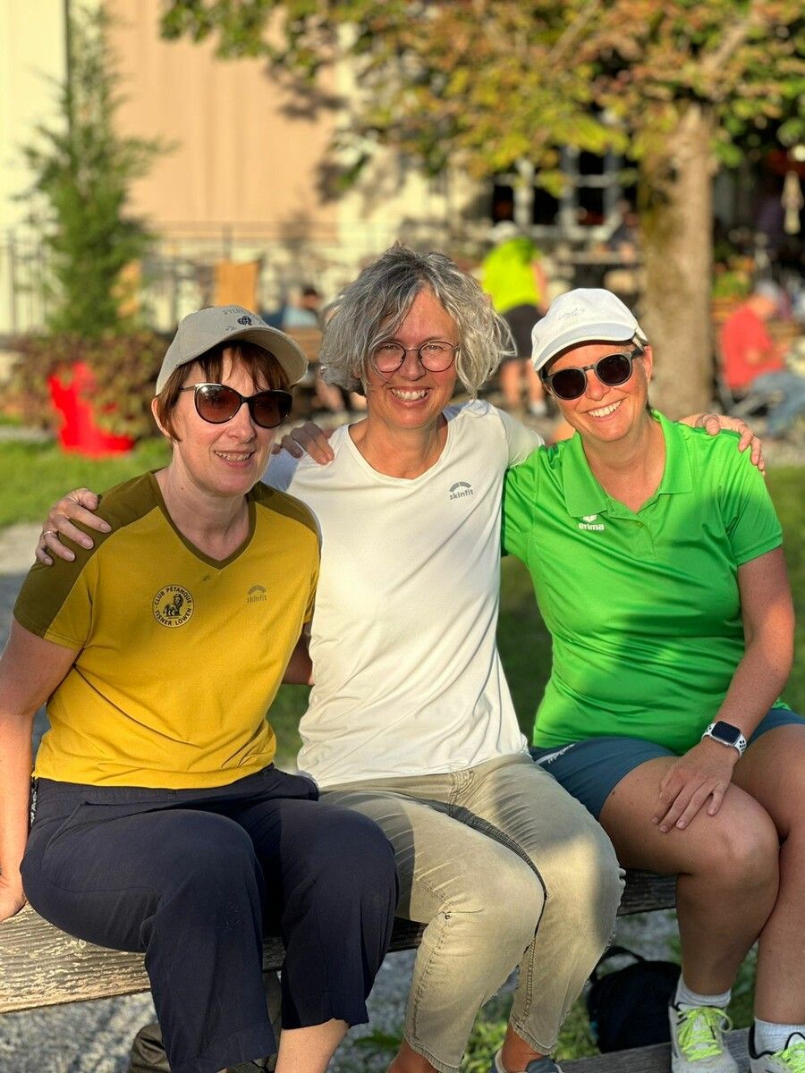 Die neue Vereinsmeisterin Ilse Dämon flankiert von Alexandra Gschliesser (r.) und Monika Halbwedl.