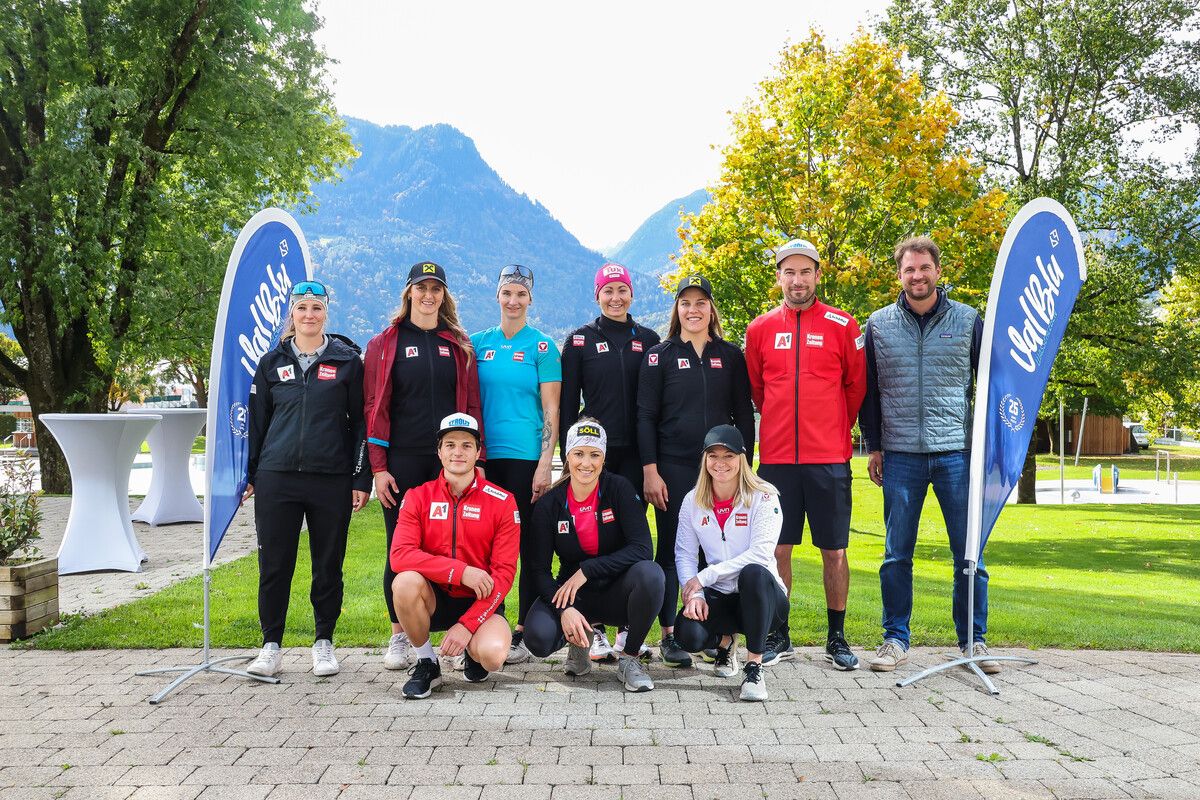 Die ÖSV-Speedgruppe West mit dem Ländle-Quartett Nina Ortlieb, Michelle Niederwieser, Magdalena Egger und Ariane Rädler, den Trainern Christoph Alster (2. v. r.), Julian Kienreich (kniend) und ValBli-Geschäftsführer Jakob Glawitsch.⇒ STeurer