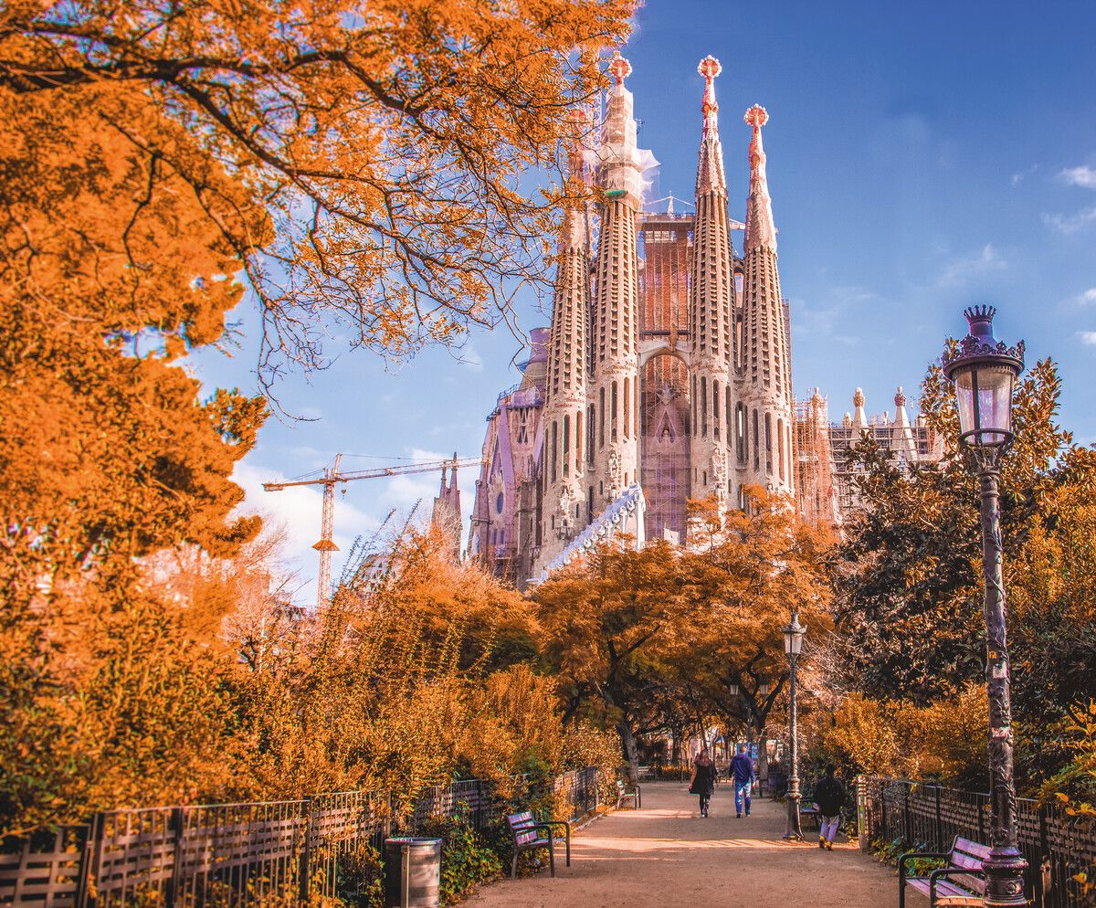 Die Sagrada Familia von Antoni Gaudí ist die wohl berühmteste Sehenswürdigkeit Barcelonas. Shutterstock