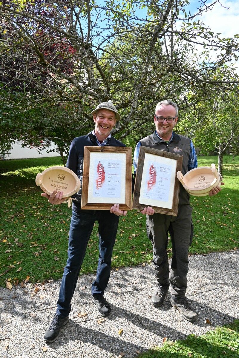 Die Sieger der Sauerkäseprämierung 2024: Johannes Schuler (Alpe Wasserstube) und Florian Battlogg (Alpe Spora).