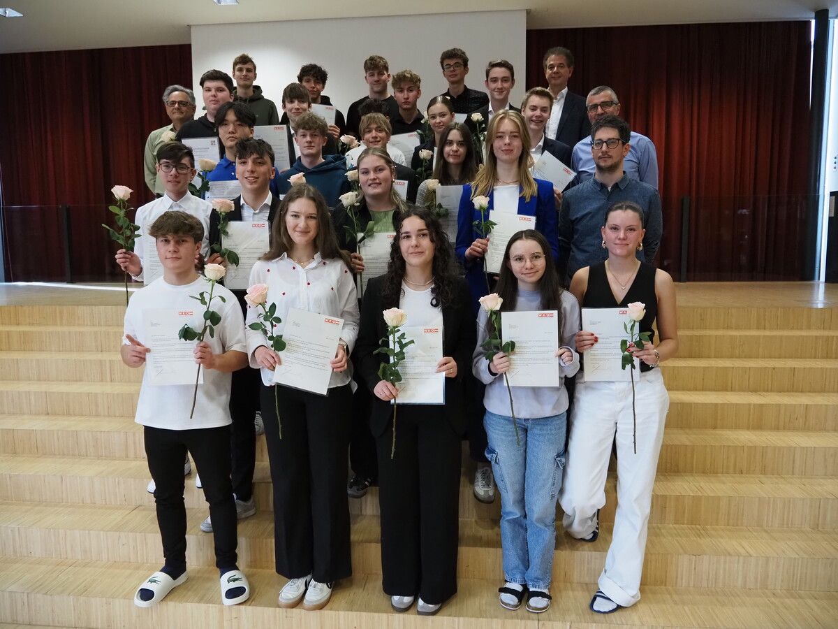 Die stolzen Absolventinnen und Absolventen der Unternehmerprüfung.⇒Gymnasium Bludenz