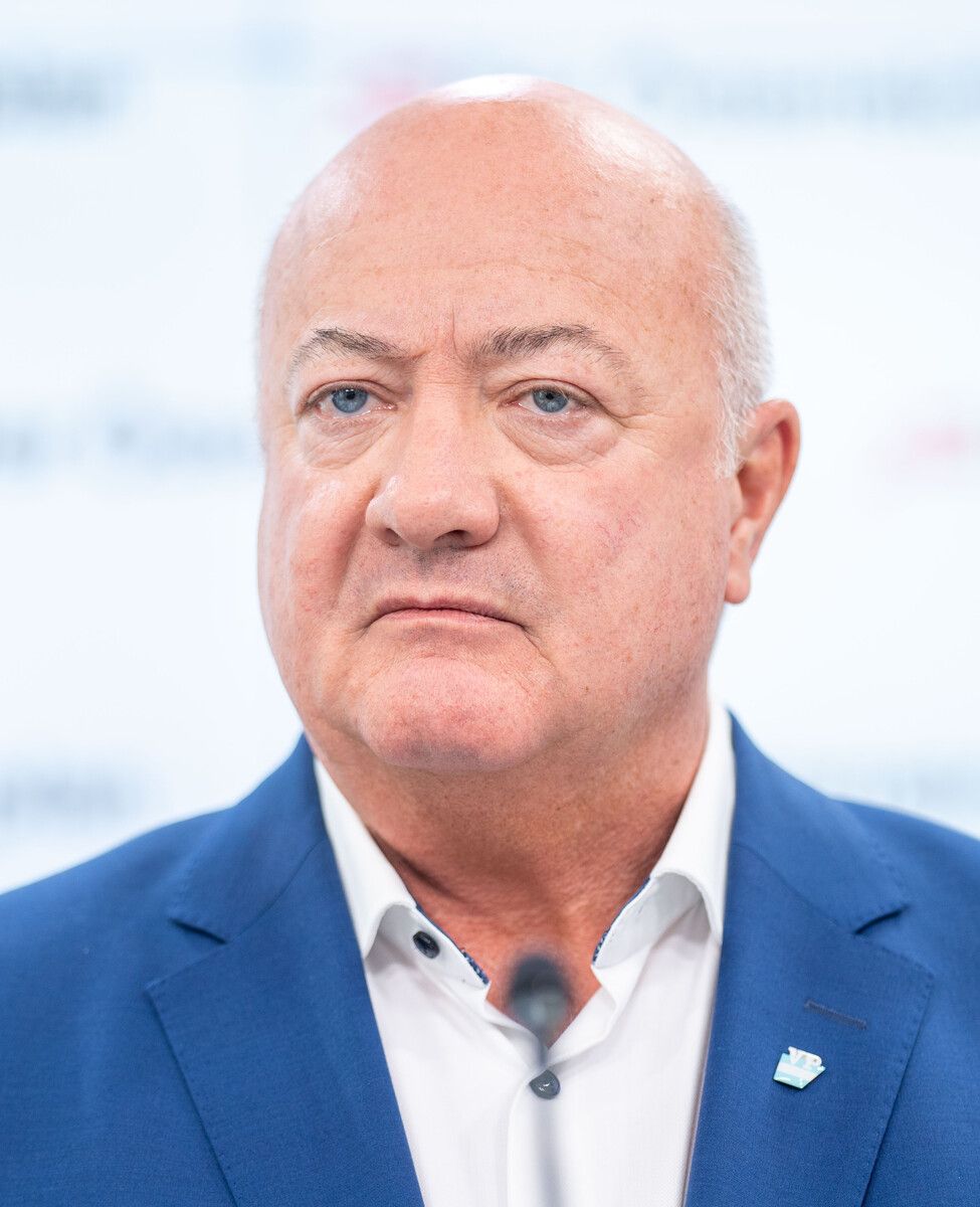 Die unaufgeregte und seriöse Arbeit der Vorarlberger Volkspartei wurde von den Vorarlbergerinnen und Vorarlbergern bei der Landtagswahl goutiert. Das Ergebnis ist ein klares Votum für Landeshauptmann Markus Wallner und für den Vorarlberger Weg. In einer Zeit, in der die politische Polarisierung zunimmt, hat die Volkspartei bewiesen, dass sie durch pragmatische Politik das Vertrauen der Mitte gewinnen und halten kann. Christian Stocker, ÖVP-Generalsekretär