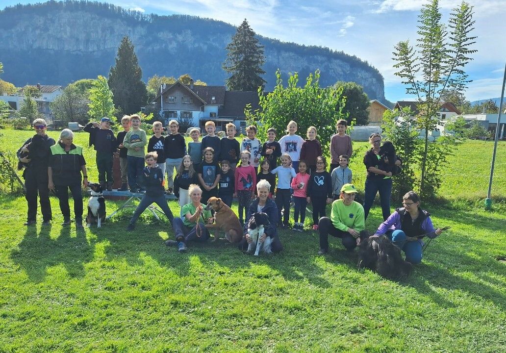 Die Volksschulkinder lernten viel über das Verhalten der Hunde.⇒Emanuel Gächter
