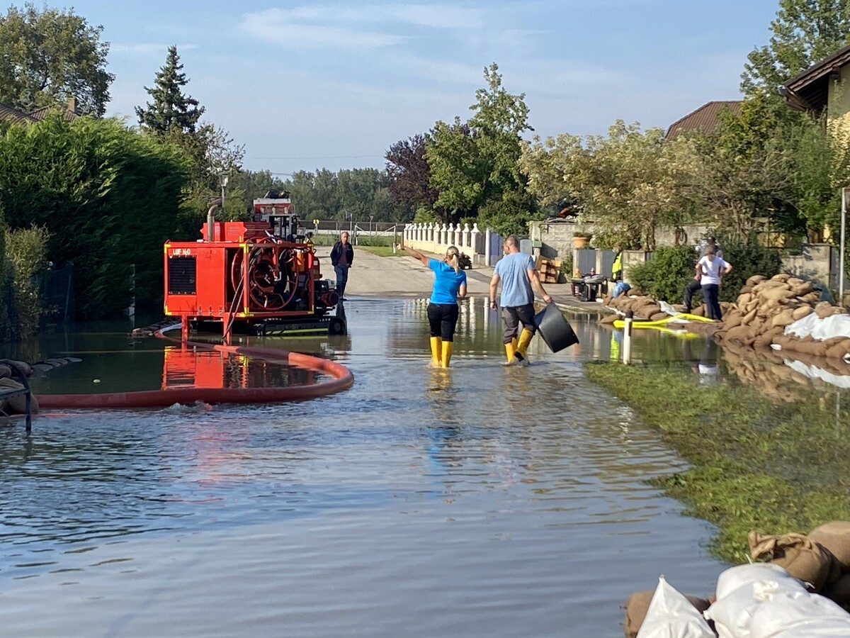 Die Vorarlberger Feuerwehrleute unterstützten vor Ort. Die Spendengelder wurden eingesetzt, um die Nothilfe vor Ort unbürokratisch abwickeln zu können. ⇒VN/Rauch