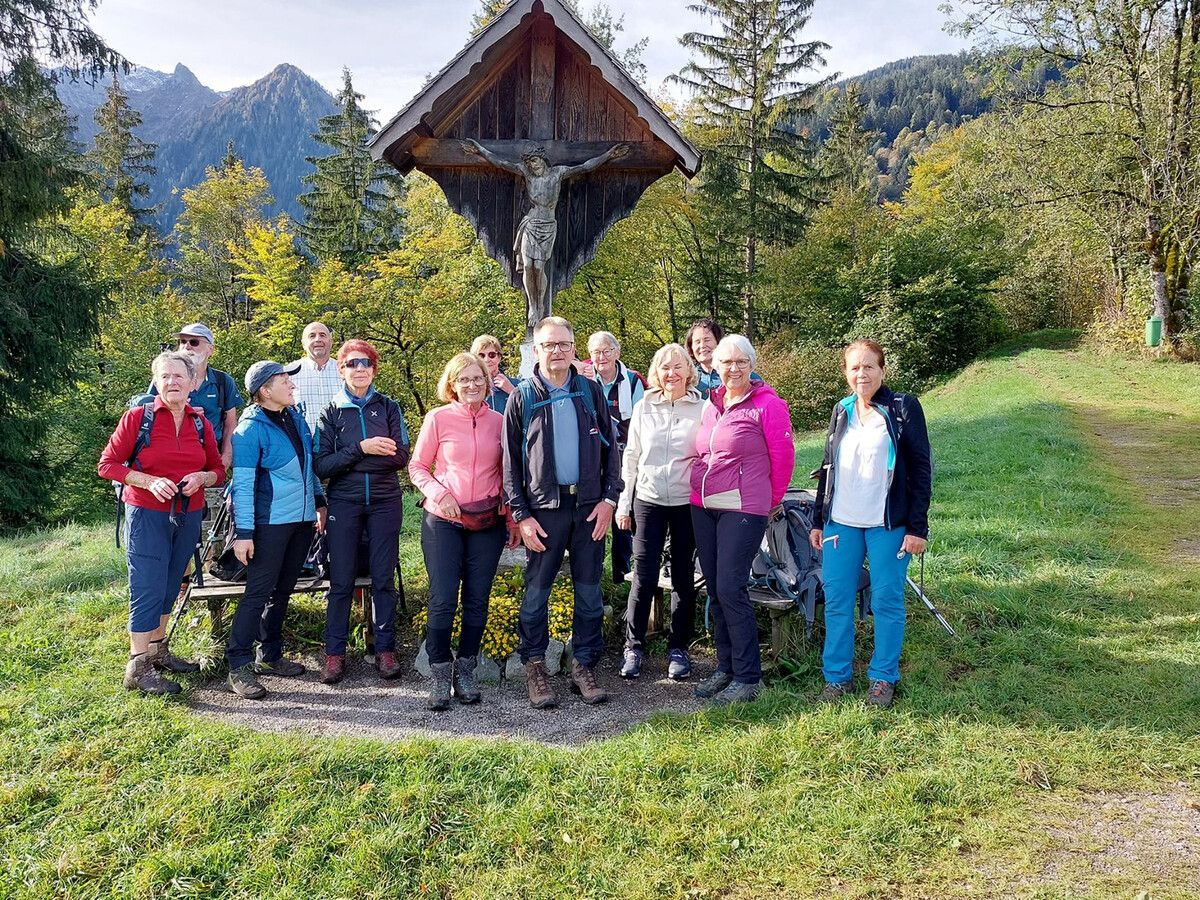 Die Wandergruppe von VORARLBERG 50plus wanderte durch die Bürser Schlucht.⇒Verein VORARLBERG 50plus