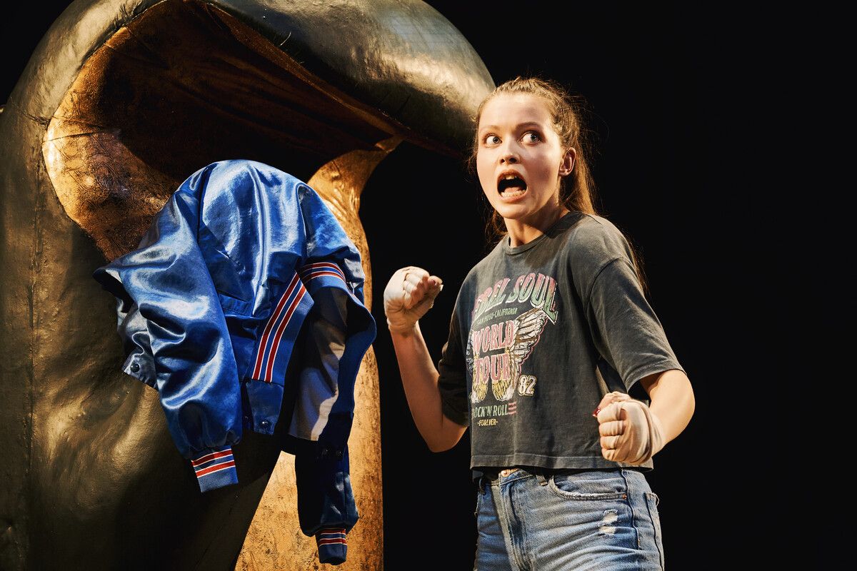 Die Wiederaufnahme von „Bitch Boxer“ mit Rebecca Hammermüller feiert am 17. November Premiere.    ⇒anja köhler