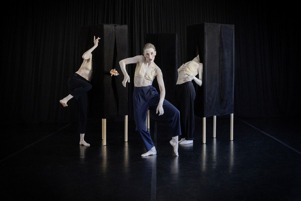 „Du machst mich verfassungslos” ist eine Tanztheater-Produktion von Beate Anna Buchsbaum. ⇒cornelia hefel