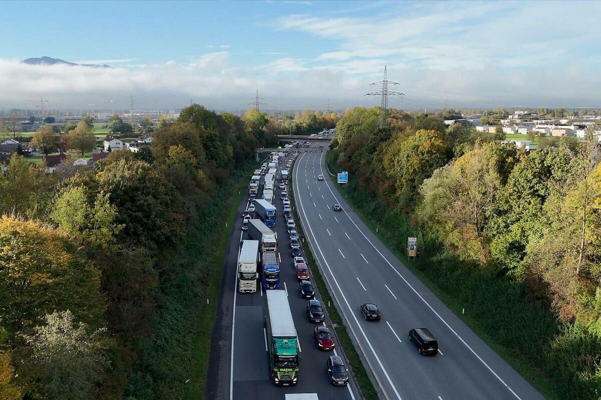 Durch die Ignoranz des Sattelkraftfahrzeug-Lenkers kam es zu einem Rückstau auf der A14 bis nach Dornbirn.⇒ m. shourot