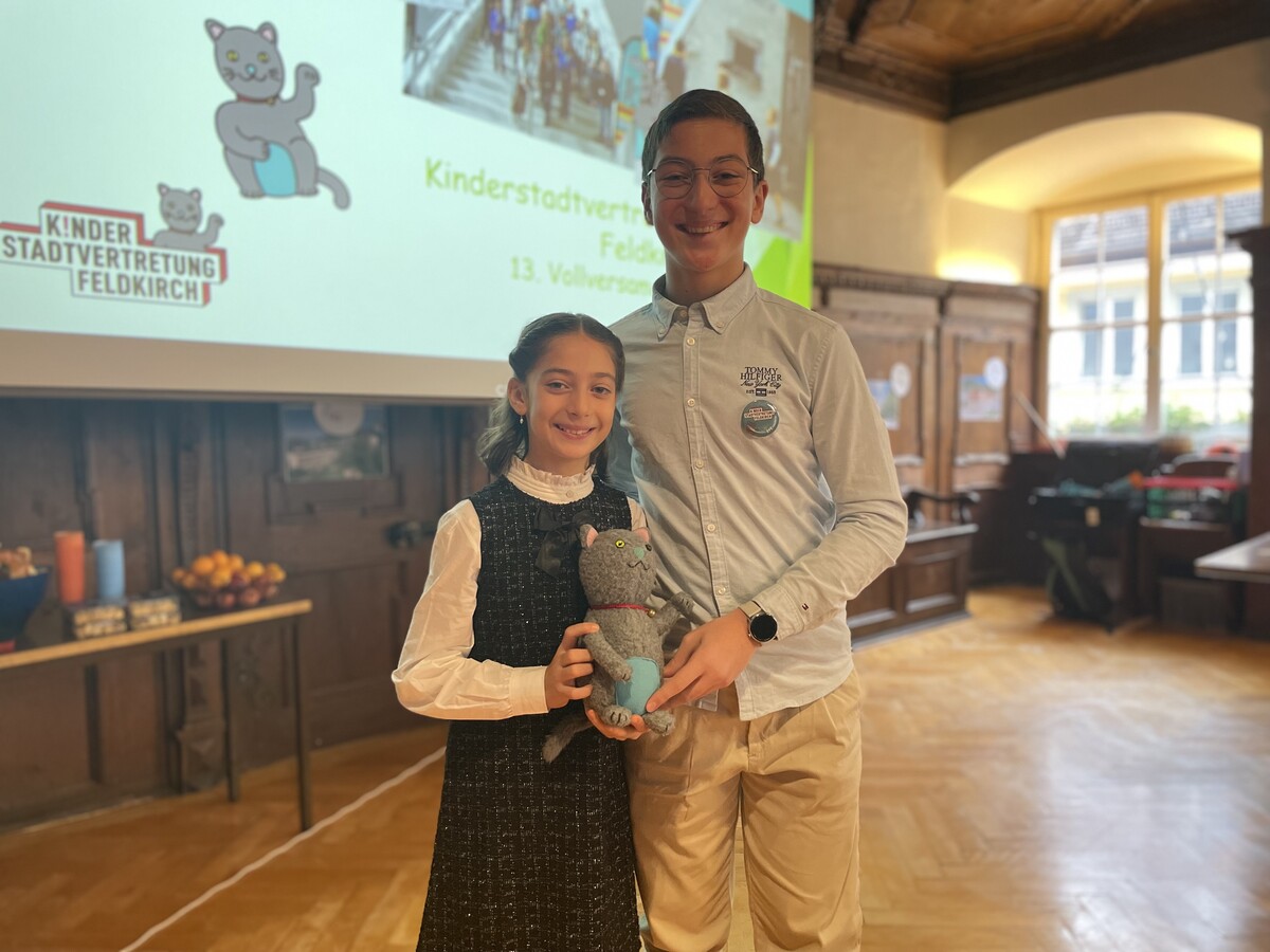 Efe Yasar überreichte das Maskottchen, die „Katzenturm-Katze“, an Bürgermeisterin Eslem. ⇒VN/LINHER