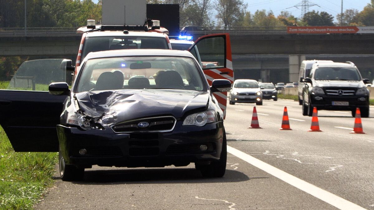 Ein Auto wurde vom Reifen an der Motorhaube erwischt. ⇒M. Shourot