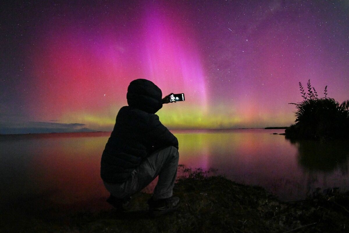 Ein Mann fotografiert die Aurora Australis, auch bekannt als das Südlicht, am Stadtrand von Christchurch in Neuseeland. AFP