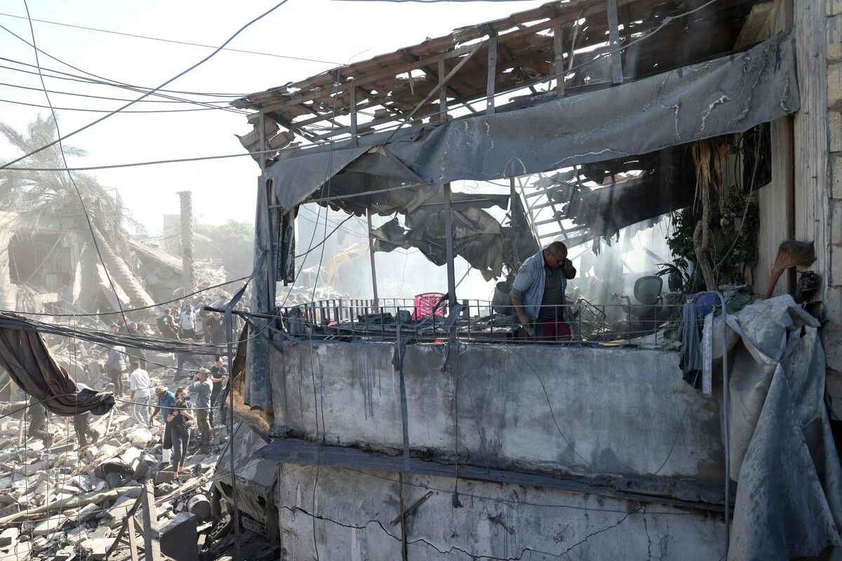 Ein Mann inspiziert ein stark beschädigtes Haus in einem südlichen Vorort von Beirut.⇒AFP