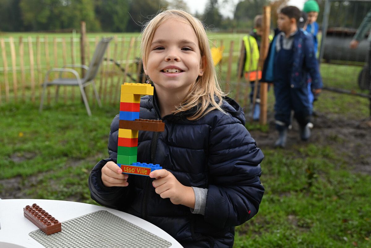 Einmal in der Woche verlegt die Bauernhofklasse der Volksschule Rotkreuz ihren Unterricht nach draußen.