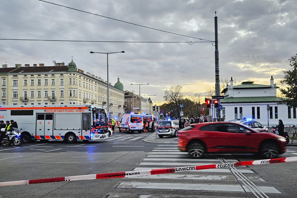 Einsatzkräfte bei der U4-Station Schönbrunn in Wien.⇒apa