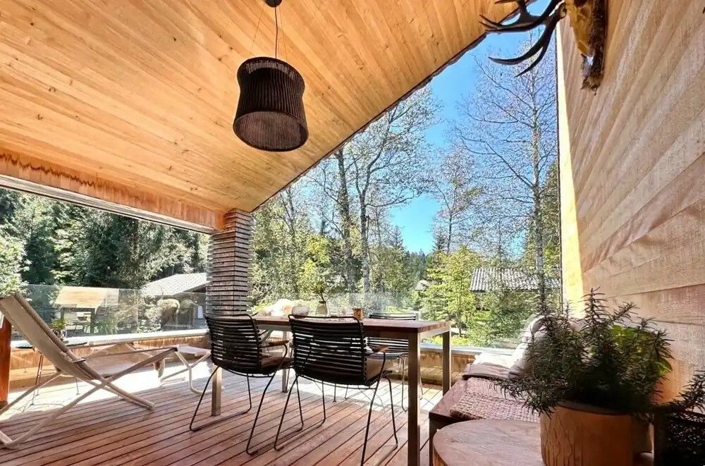 Eleganz im Einklang mit der Natur: So wird das Ferienhaus in Schetteregg vom Maklerbüro beschrieben. ⇒engel&Völkers