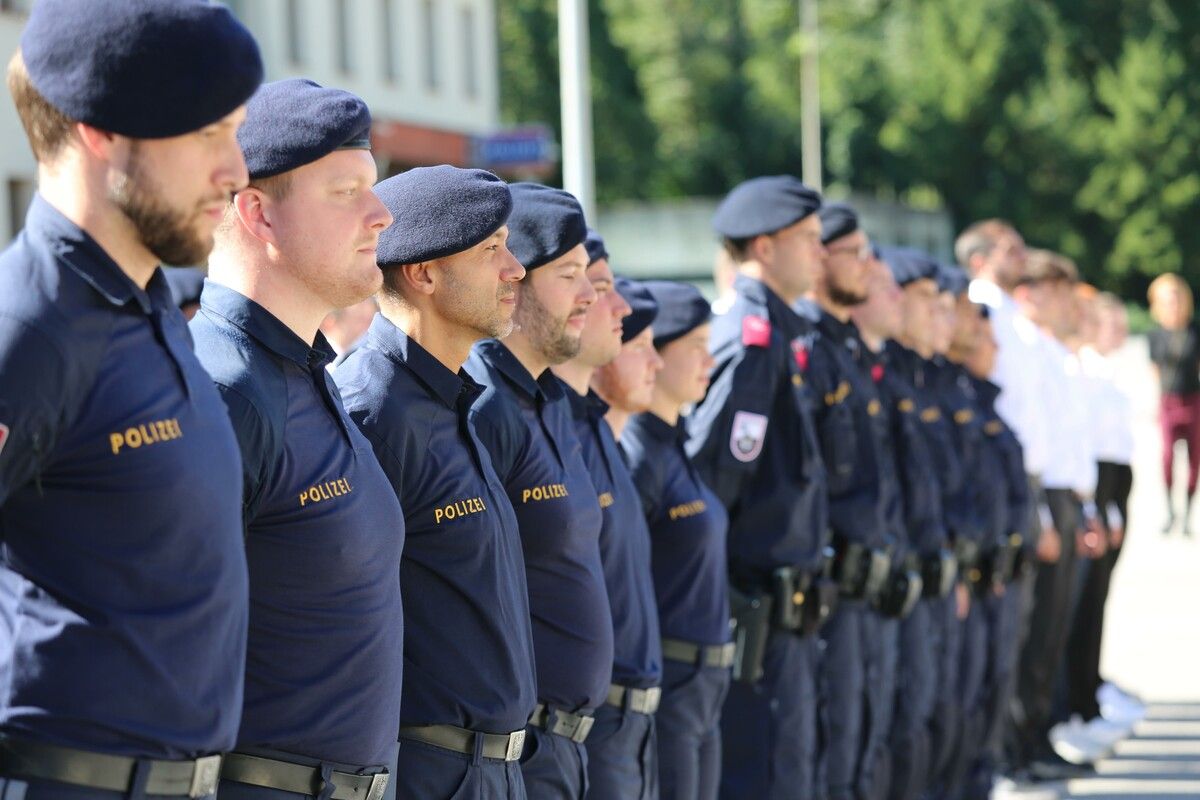 Erstmals findet eine feierliche Angelobung und Ernennungsfeier der Polizei in öffentlichem Rahmen statt.⇒polizei