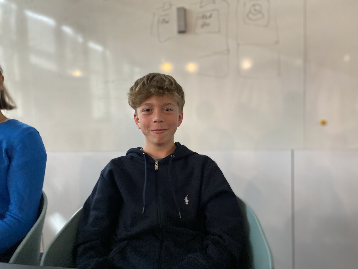 „Es gibt bei den WhatsApp-Gruppen schon die Gefahr für Mobbing, weil man über das Handy schnell Fotos machen kann“, warnt Isaiah Hann (13). Besonders das schnelle und ungefragte Teilen von Bildern kann zur Grundlage von Ausgrenzung werden.