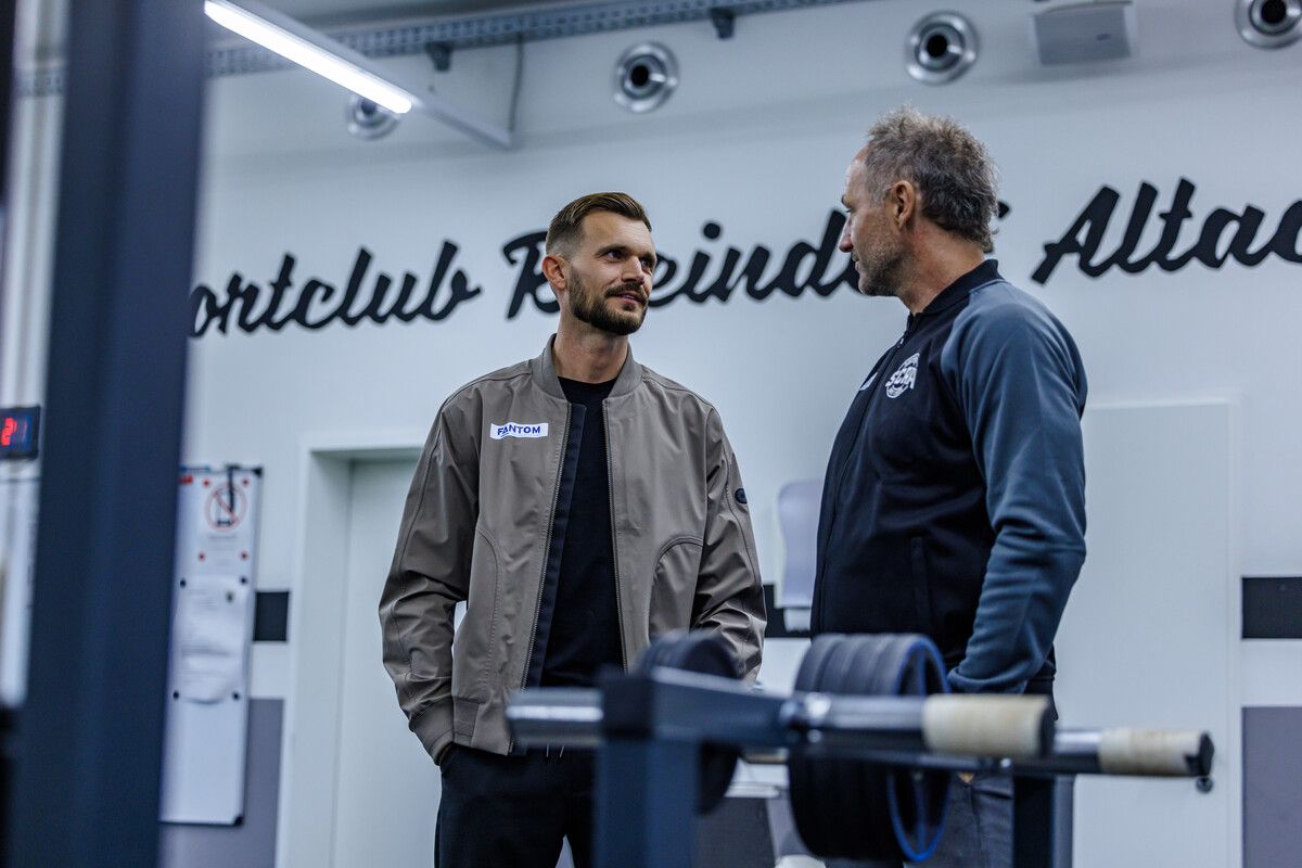 Fabio Ingolitsch besichtigt mit Roland Kirchler den Campus.