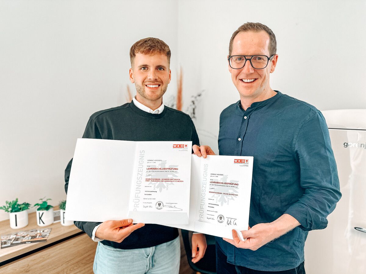 Fachgruppen-Obmann Martin Dechant (l.) mit dem frisch gebackenen Gesellen Dominic Hoferer.
⇒
IKP