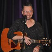 Falco Luneau sang bei der Ruine Blumenegg im Kulturpavillon