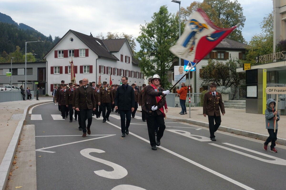 Feierlich zog die Feuerwehr Frastanz am Rathaus vorbei.⇒he (2)