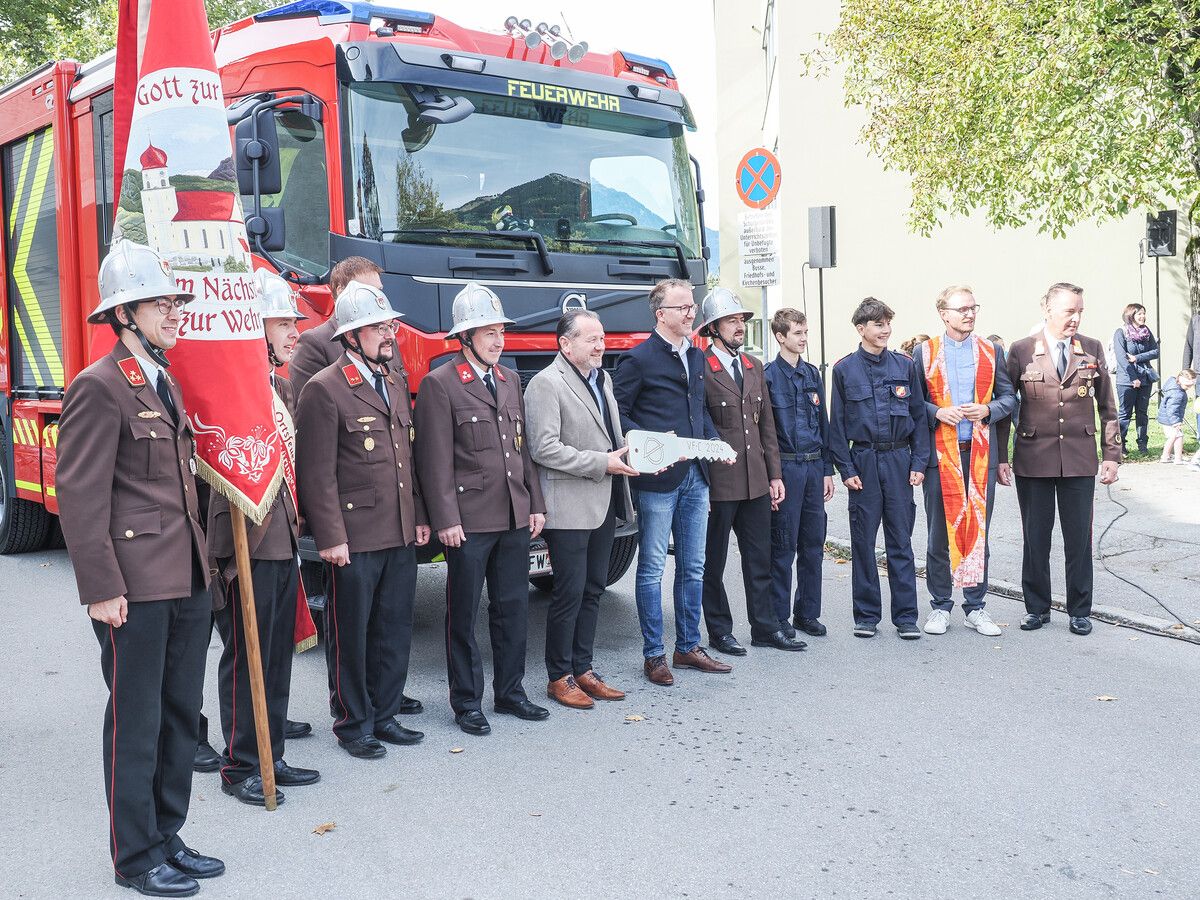 Feierliche Übergabe des symbolischen Schlüssels für das neue Versorgungsfahrzeug der Feuerwehr Thüringen.⇒ tmh
