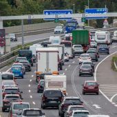 Stauchaos wegen Lkw-Fahrer, der Höhenkontrolle vor Tunnel ignorierte. »A8