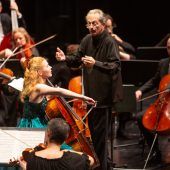 SOV: Gérard Korsten mit der Solistin Harriet Krijgh. »D6