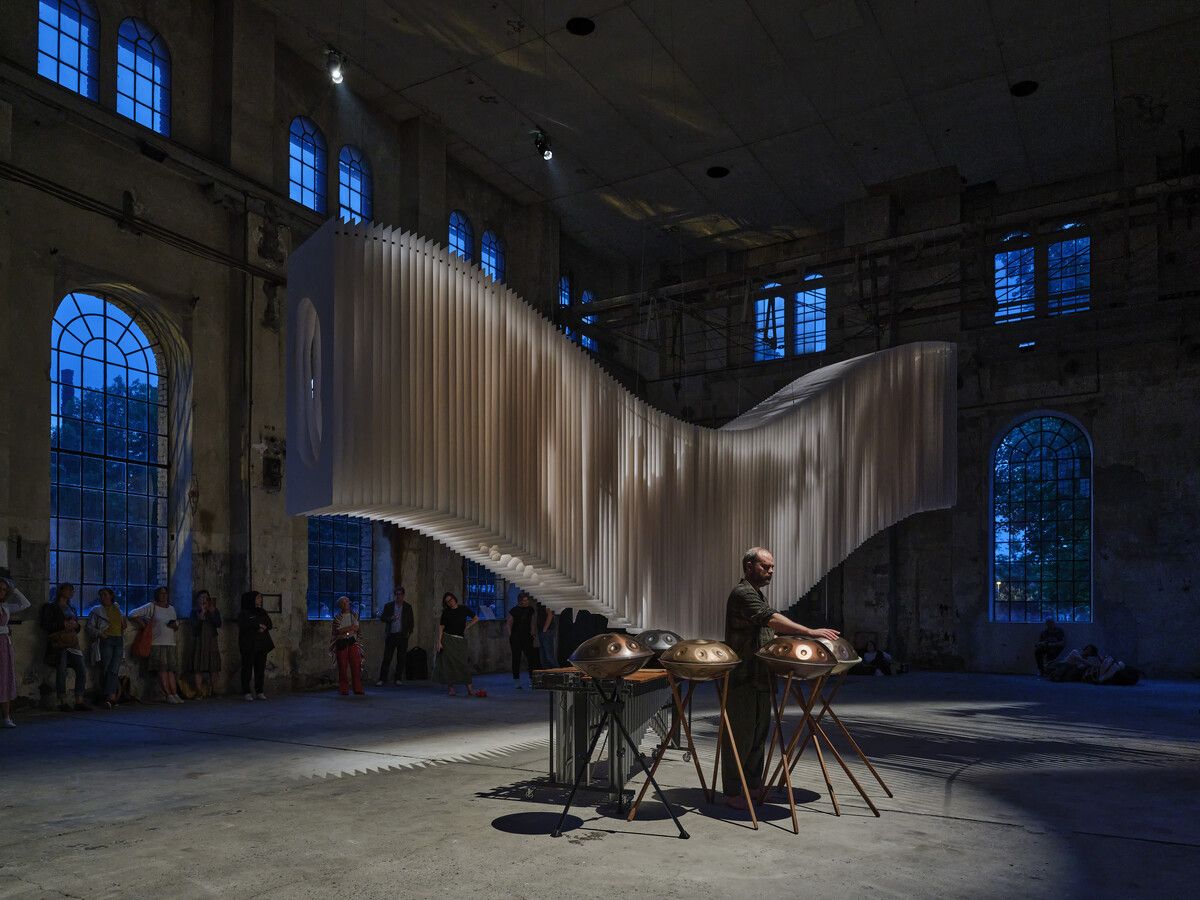 Florian Betz in der Ausstellung „Flashback“ von Angela Glajcar. ⇒ A. Glajcar/ G. R. Wett