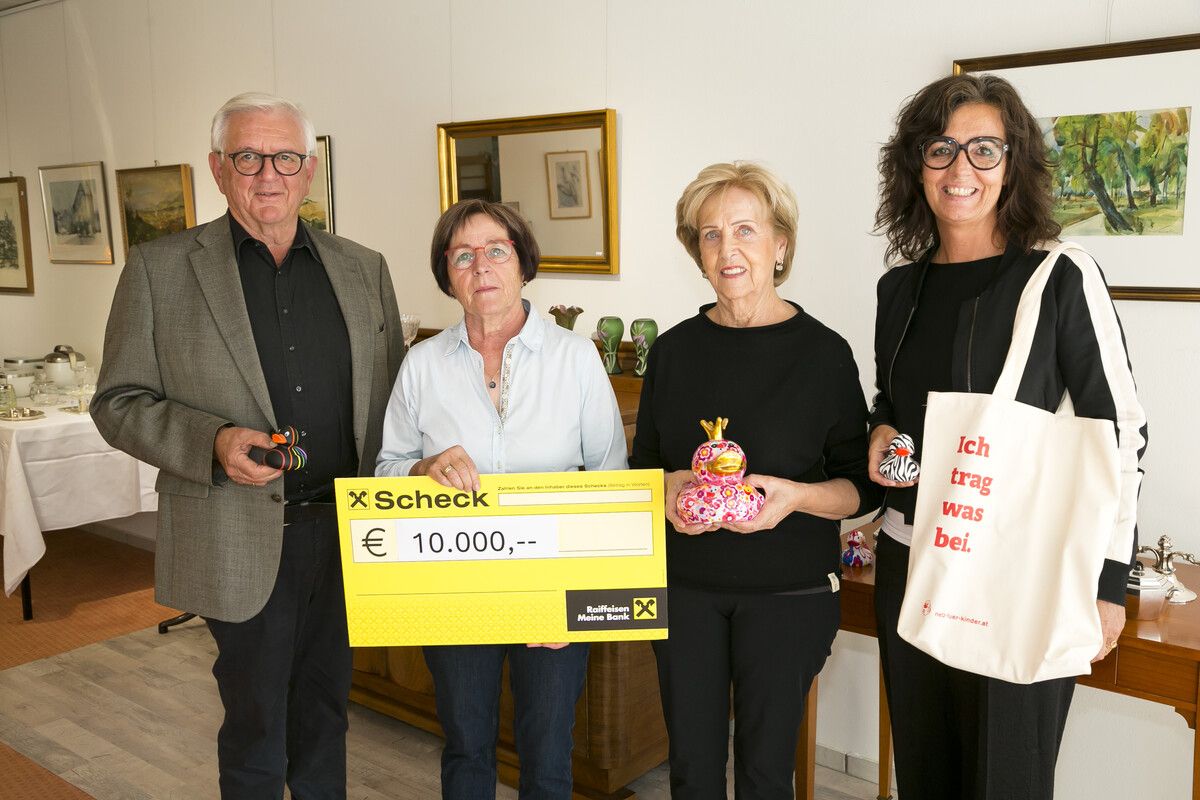 Franz Abbrederis, Brigitte Mathis, Margit Fleisch und Conny Amann (v.l.) bei der letzten Scheckübergabe für das Netz für Kinder.⇒nfk/mathis