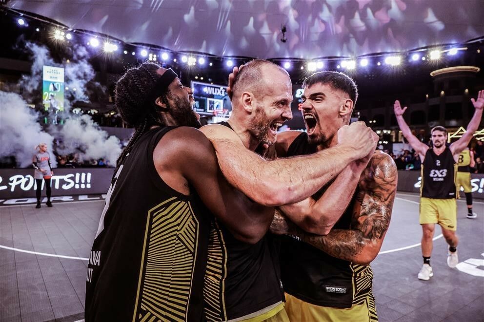 Frenetischer Jubel bei Quincy Diggs, Enis Murati, Fabio Söhnel (v. l.) und Toni Blazan nach dem Finalerfolg in China. ⇒FIBA World Tour